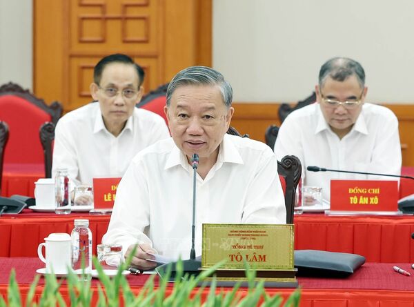 Bộ Chính trị cho ý kiến về dự thảo các văn kiện và phương án nhân sự của Đảng bộ Quân đội