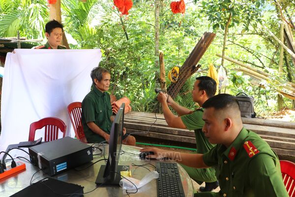 Nỗ lực đổi thẻ cho đảng viên vùng cao và biên giới Quảng Ngãi