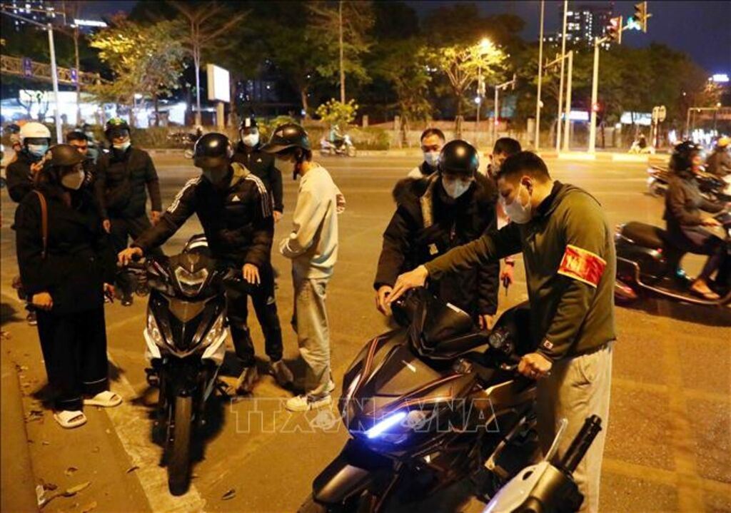 Tuần tra, xử lý nhiều thanh niên lạng lách, gây náo loạn đường phố ở Hà Nội