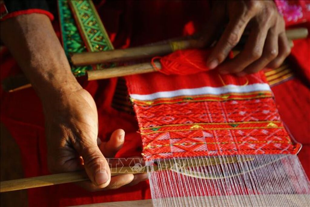 Đồng bào dân tộc trình diễn nghề dệt thổ cẩm chủ đề “Màu thời gian”