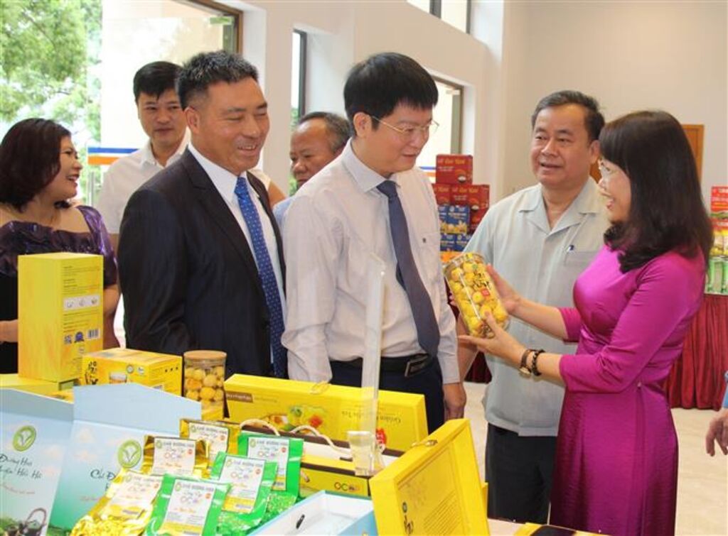 Các đại biểu tham quan gian hàng trưng bày các sản phẩm nông nghiệp tiêu biểu tỉnh Quảng Ninh năm 2023