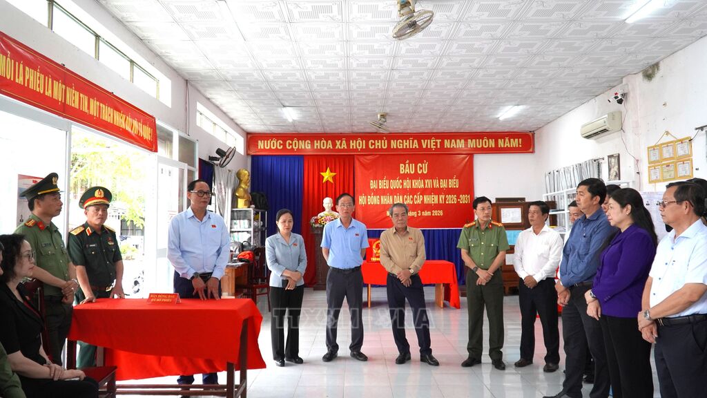 Phó Chủ tịch Quốc hội Trần Quang Phương kiểm tra, giám sát khu vực bỏ phiếu khu phố 3, Tổ bầu cử số 68, Đơn vị bầu cử số 6, phường Rạch Giá (tỉnh An Giang).