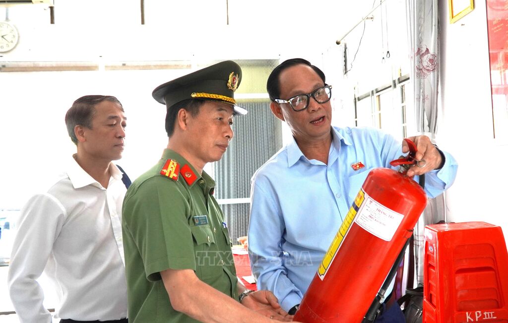 Phó Chủ tịch Quốc hội Trần Quang Phương kiểm tra thiết bị chữa cháy tại khu vực bỏ phiếu khu phố 3, Tổ bầu cử số 68, Đơn vị bầu cử số 6, phường Rạch Giá (tỉnh An Giang).&nbsp;