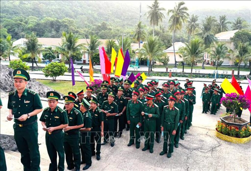 Ảnh minh họa: Cán bộ, chiến sĩ các lực lượng vũ trang làm nhiệm vụ tại đặc khu Thổ Châu,&nbsp;tỉnh An Giang tham gia bầu cử sớm.&nbsp;