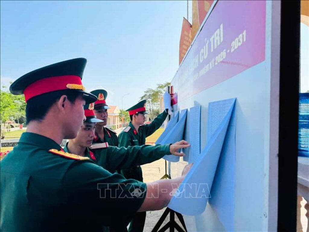 Cán bộ, chiến sĩ các lực lượng vũ trang làm nhiệm vụ tại đặc khu Thổ Châu tìm hiểu tiểu sử các ứng cử viên đại biểu Quốc hội và HĐND để bầu cử.&nbsp;