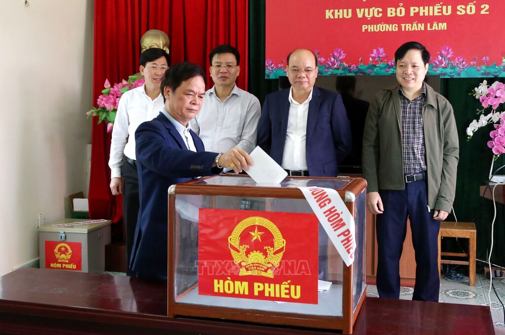 Tỉnh Hưng Yên vận hành thử quy trình bỏ phiếu bầu cử. Ảnh: Mạnh Khánh - TTXVN Tỉnh Hưng Yên vận hành thử quy trình bỏ phiếu bầu cử.