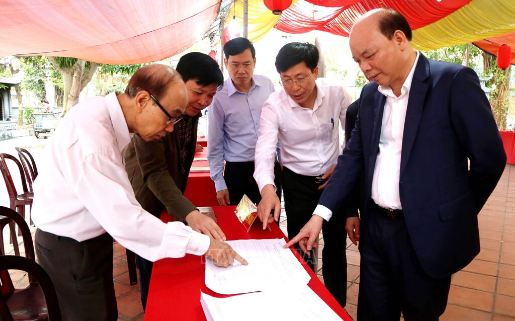 Ông Đặng Thanh Giang, Phó Chủ tịch HĐND tỉnh, Phó Chủ tịch Ủy ban Bầu cử tỉnh Hưng Yên (áo đen) kiểm tra công tác chuản bị bầu cử tại phường Trần Lãm. Ảnh: Mạnh Khánh - TTXVN Ông Đặng Thanh Giang, Phó Chủ tịch HĐND tỉnh, Phó Chủ tịch Ủy ban Bầu cử tỉnh Hưng Yên (áo đen) kiểm tra công tác chuản bị bầu cử tại phường Trần Lãm.