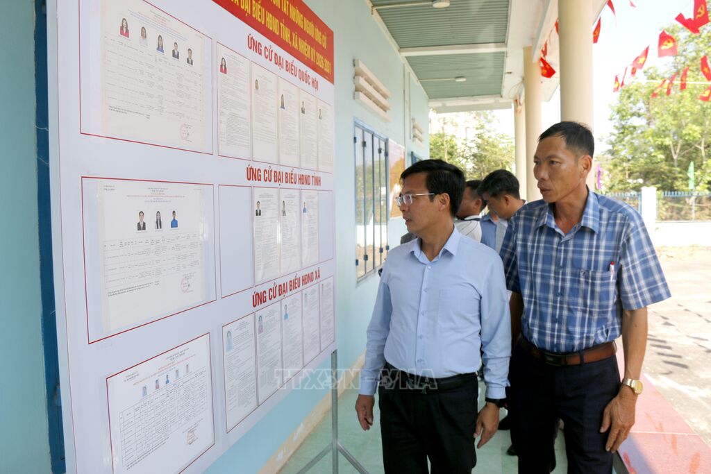 Đoàn công tác kiểm tra khu vực niêm yết ứng cử viên đại biểu Quốc hội và đại biểu Hội đồng nhân dân tại các xã ven biển.