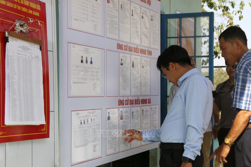 Ông Đinh Văn Tuấn, Phó Chủ tịch UBND tỉnh Lâm Đồng kiểm tra tại Tổ bầu cử thôn Lâm Giang (xã Hàm Thuận Bắc), là xã thuần đồng bào Chăm sinh sống. 