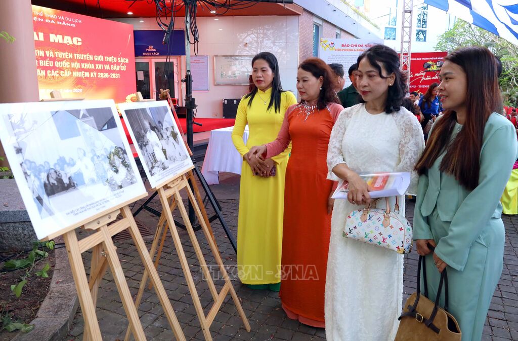 Đại biểu tham quan khu triển lãm ảnh về bầu cử tại chương trình.