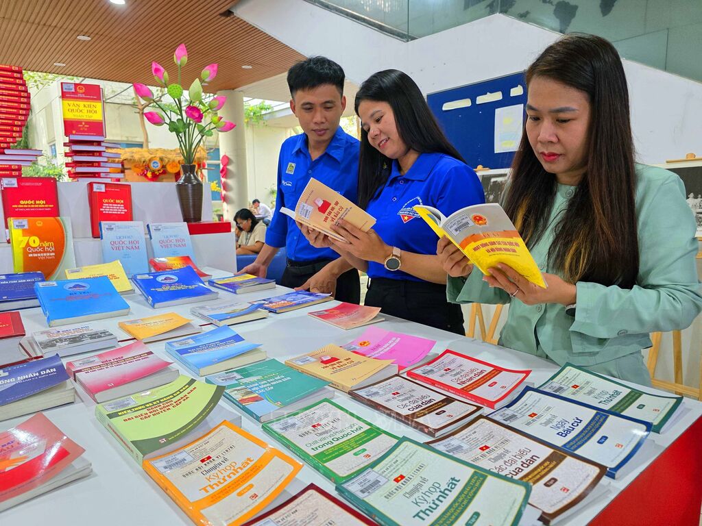 Khách tham quan tìm hiểu thông tin về bầu cử tại chương trình.