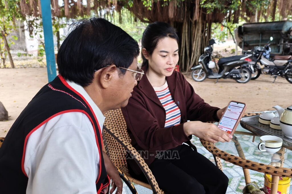 Đồng bào Raglai ở xã Bác Ái Tây (Khánh Hòa) tiếp nhận thông tin bầu cử qua kênh thông tin báo chí và nền tảng mạng xã hội. 