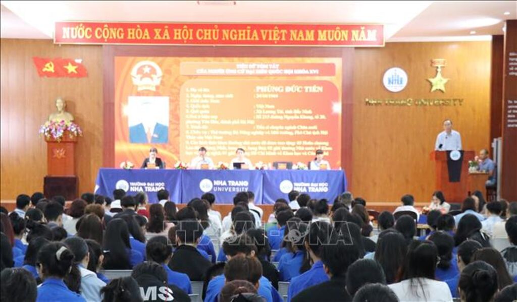 Sinh viên Trường Đại học Nha Trang (Khánh Hòa) tham gia buổi tiếp xúc cử tri với các ứng cử viên đại biểu Quốc hội khóa XVI.&nbsp;