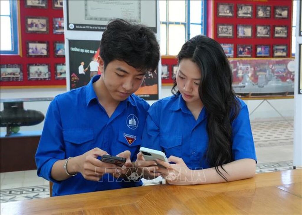 Sinh viên Trường Đại học Nha Trang (Khánh Hòa) tìm hiểu thông tin về cuộc bầu cử đại biểu Quốc hội khóa XVI và Hội đồng nhân dân các cấp nhiệm kỳ 2026 - 2031 qua kênh thông tin số.&nbsp;