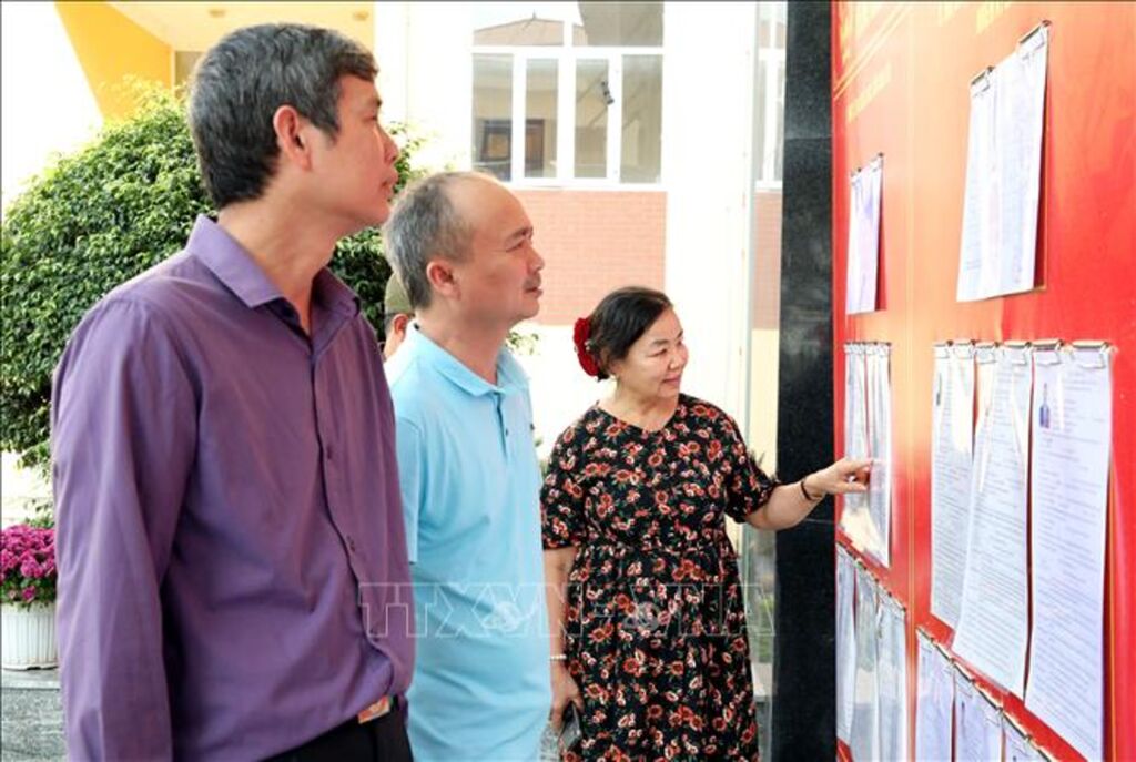 Cử tri tỉnh Lạng Sơn nghiên cứu tiểu sử các ứng cử viên đại biểu Quốc hội khóa XVI và HĐND các cấp, nhiệm kỳ 2026-2031.&nbsp;