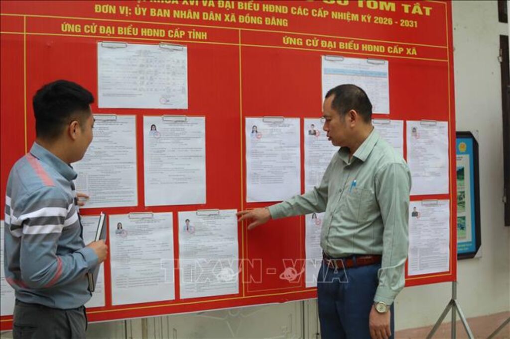 Đảng viên Chi bộ thôn Nam Quan, xã biên giới Đồng Đăng, tỉnh Lạng Sơn tuyên truyền hướng dẫn bầu cử tại nơi niêm yết danh sách những người ứng cử.&nbsp;