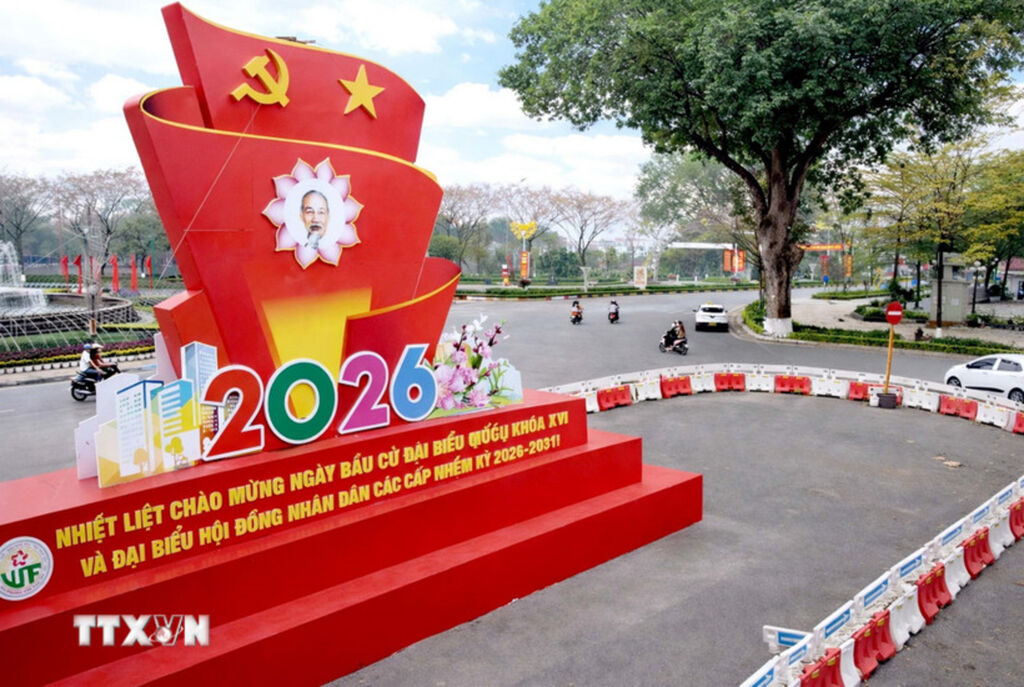 Tại Phú Thọ, nhiều cụm pano, khẩu hiệu tuyên truyền chào mừng Ngày bầu cử đại biểu Quốc hội khóa XVI và đại biểu Hội đồng Nhân dân các cấp nhiệm kỳ 2026-2031 được trang trí nổi bật tại các điểm trung tâm. Ảnh: Hoàng Hùng-TTXVN.. Tại Phú Thọ, nhiều cụm pano, khẩu hiệu tuyên truyền chào mừng Ngày bầu cử đại biểu Quốc hội khóa XVI và đại biểu Hội đồng Nhân dân các cấp nhiệm kỳ 2026-2031 được trang trí nổi bật tại các điểm trung tâm.