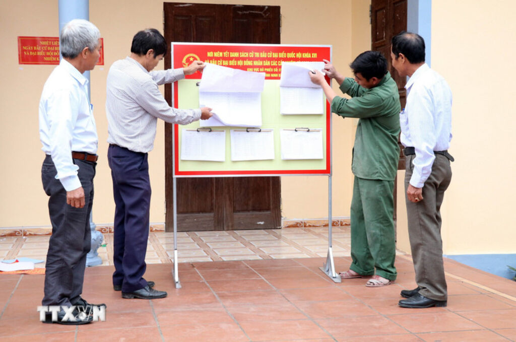 Kiểm tra, rà soát danh sách cử tri tại khu vực bỏ phiếu số 1, xã Xuân Hồng, tỉnh Ninh Bình. Ảnh: Thùy Dung-TTXVN. Kiểm tra, rà soát danh sách cử tri tại khu vực bỏ phiếu số 1, xã Xuân Hồng, tỉnh Ninh Bình.