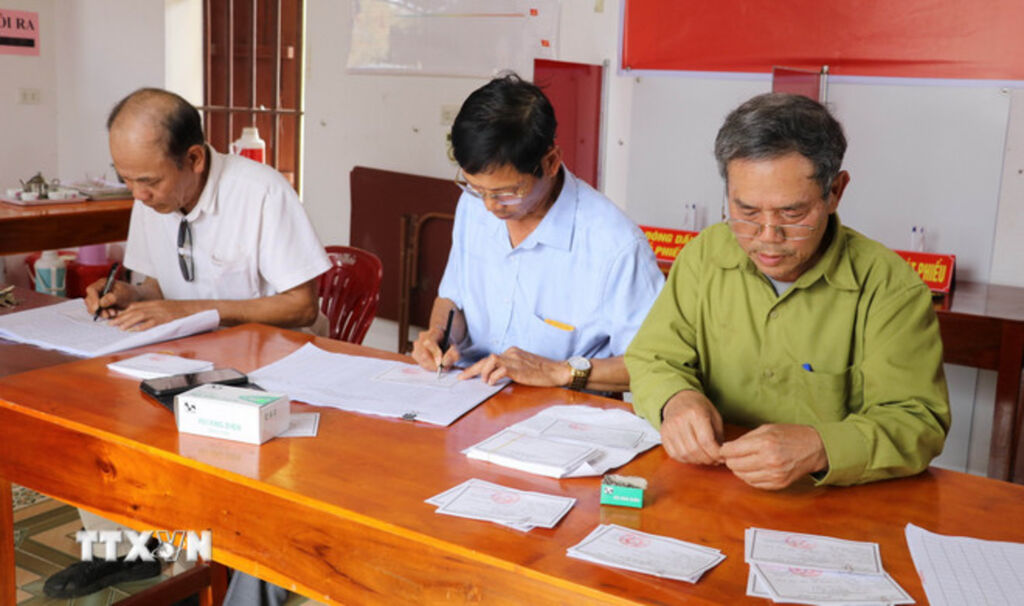 Thành viên Tổ bầu cử chuẩn bị phiếu cử tri tại Khu vực bỏ phiếu số 11, xã Khánh Hội, tỉnh Ninh Bình. Ảnh: Thùy Dung-TTXVN. Thành viên Tổ bầu cử chuẩn bị phiếu cử tri tại Khu vực bỏ phiếu số 11, xã Khánh Hội, tỉnh Ninh Bình.