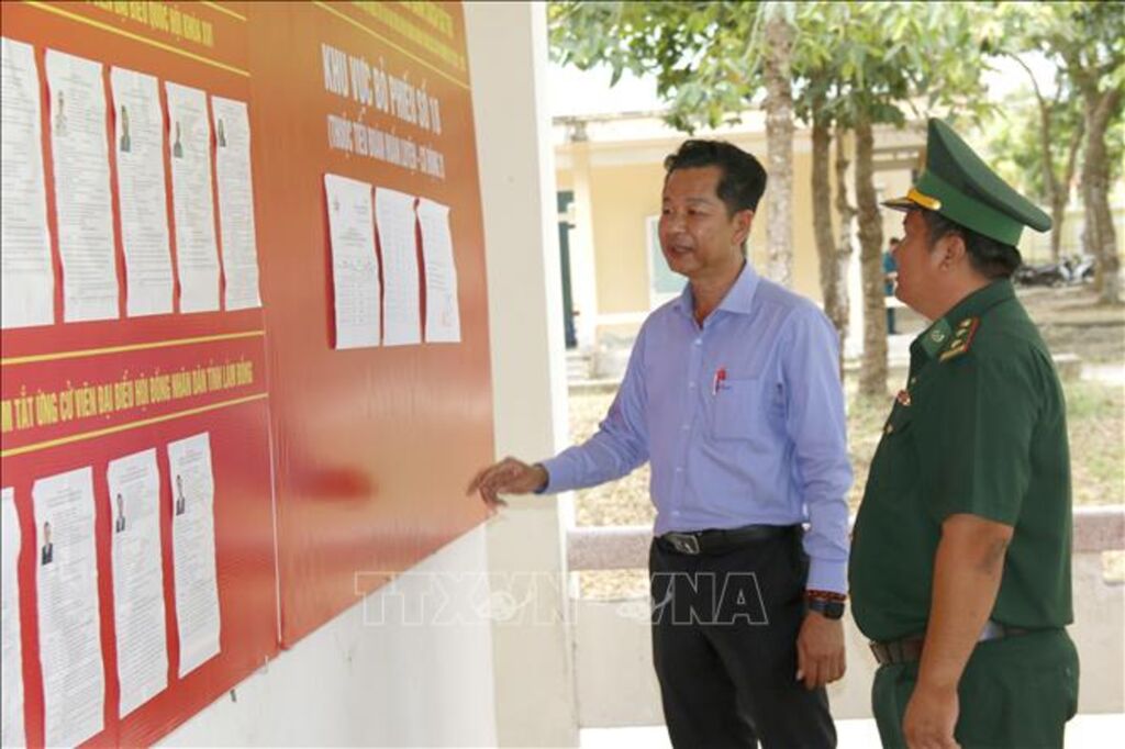 Ông Nguyễn Thành Nam, Chủ tịch UBND xã, Chủ tịch Ủy ban bầu cử xã Hàm Tân kiểm tra công tác chuẩn bị ngày bầu cử sớm tại Tiểu đoàn Huấn luyện - Cơ động 2.