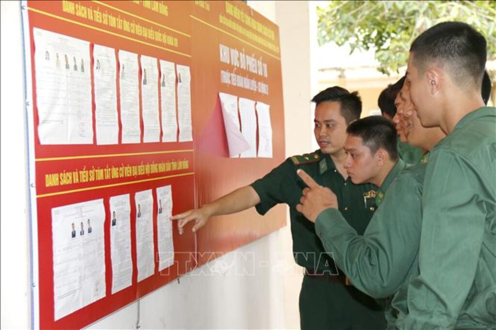 Cán bộ, chiến sĩ Tiểu đoàn Huấn luyện - Cơ động 2 (Ban Chỉ huy Bộ đội Biên phòng tỉnh Lâm Đồng) tìm hiểu thông tin về các ứng cử viên đại biểu Quốc hội khóa XVI và đại biểu Hội đồng nhân dân các cấp nhiệm kỳ 2026- 2031.&nbsp;