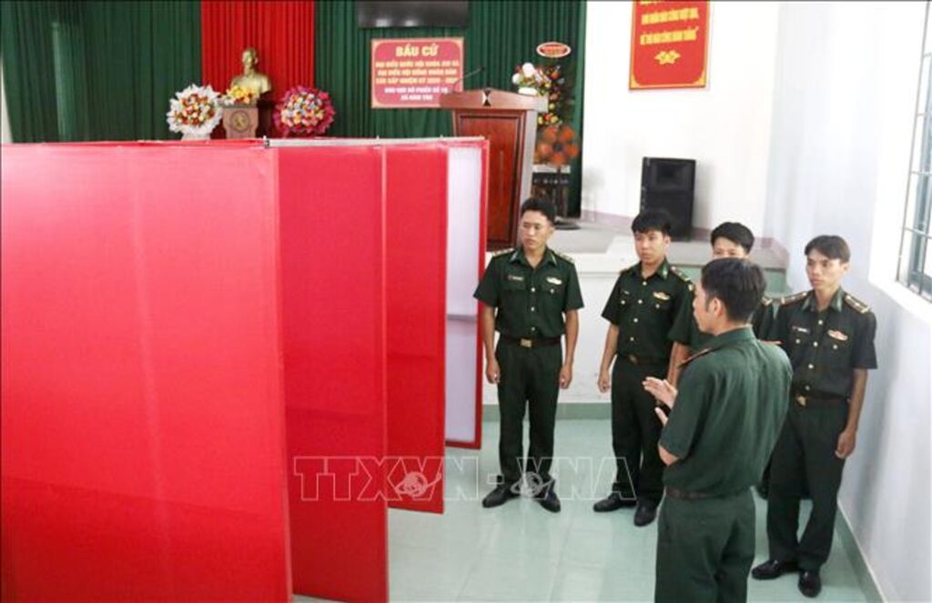 Tiểu đoàn Huấn luyện - Cơ động 2 kiểm tra cơ sở vật chất đảm bảo cho Ngày bầu cử sớm.&nbsp;