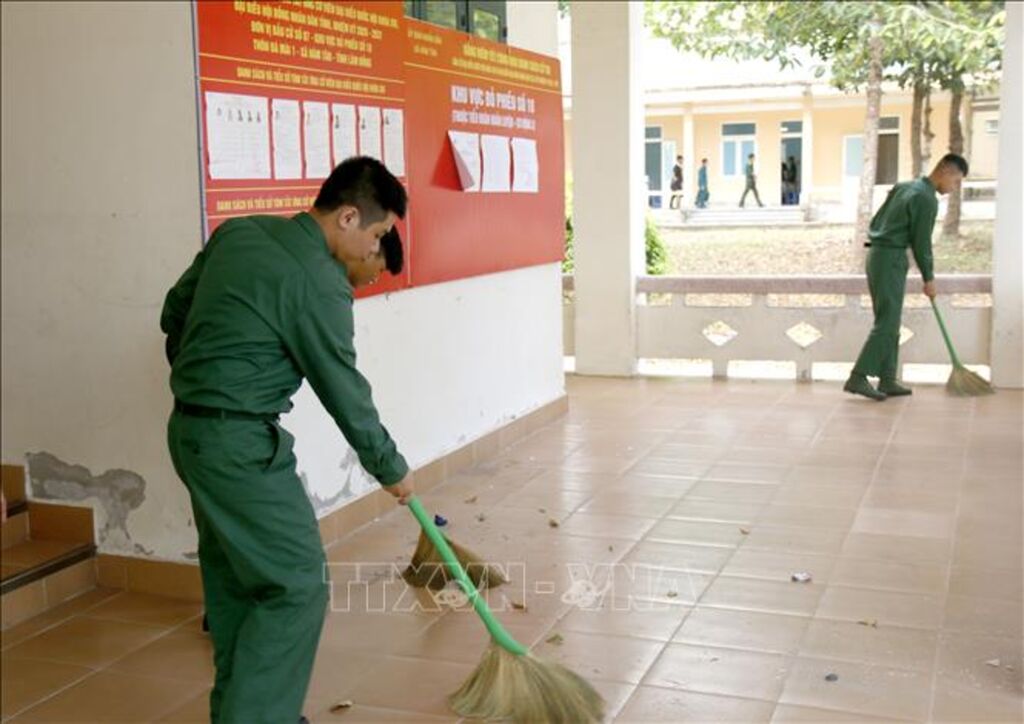 Các cán bộ, chiến sĩ Tiểu đoàn Huấn luyện - Cơ động 2 vệ sinh khu vực bỏ phiếu.&nbsp;