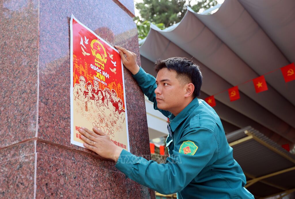 Không khí chuẩn bị bầu cử rực rỡ cờ hoa trên một tuyến phố trung tâm phường Nha Trang.&nbsp;