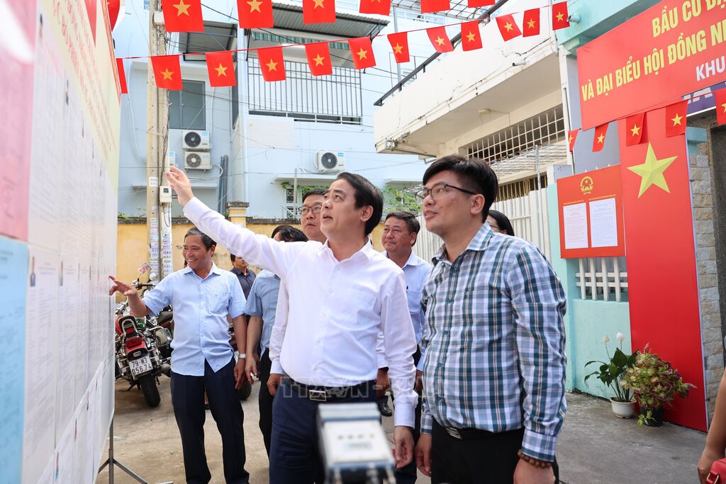 Bí thư Tỉnh ủy Khánh Hòa Nghiêm Xuân Thành kiểm tra công tác chuẩn bị bầu cử tại khu vực bỏ phiếu số 2, phường Bắc Nha Trang.&nbsp;