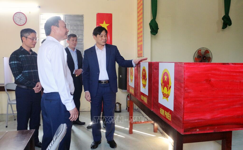 Đoàn kiểm tra công tác chuẩn bị bầu cử tại thôn Đại Bái, xã Thanh Lâm.&nbsp;