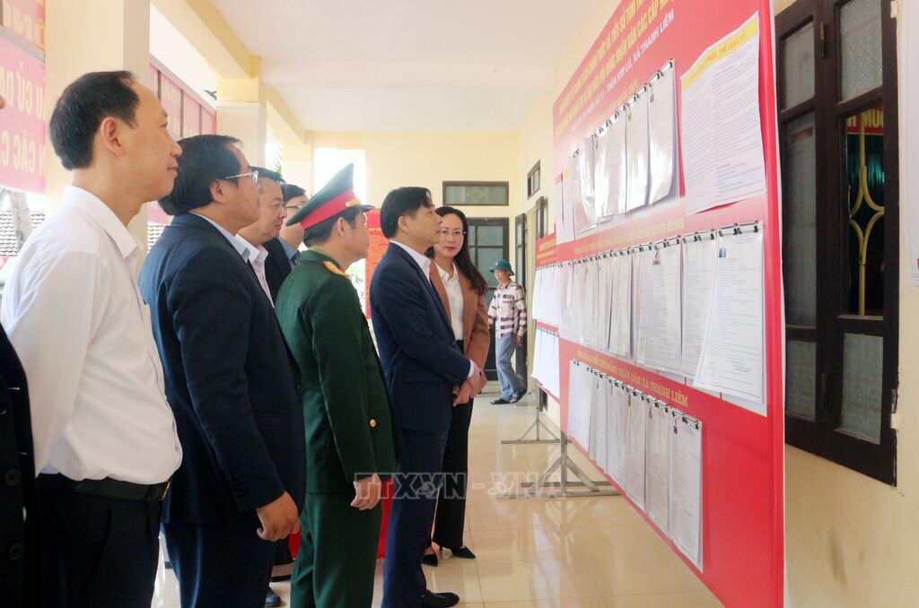 Đoàn kiểm tra công tác chuẩn bị bầu cử tại khu vực bỏ phiếu số 17, thôn Kim Lũ, xã Thanh Liêm.&nbsp;