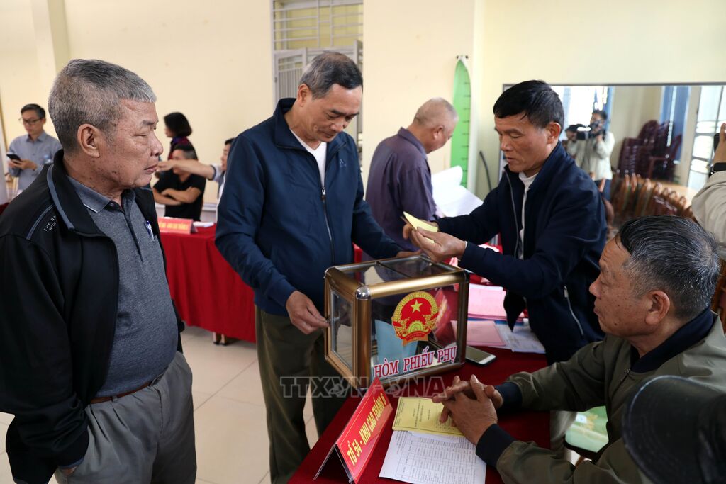 Ủy ban bầu cử phường Hà Lầm diễn tập việc bầu cử đại biểu Quốc hội khóa XVI và đại biểu HĐND các cấp khi có cử tri không thể đi lại được.&nbsp;