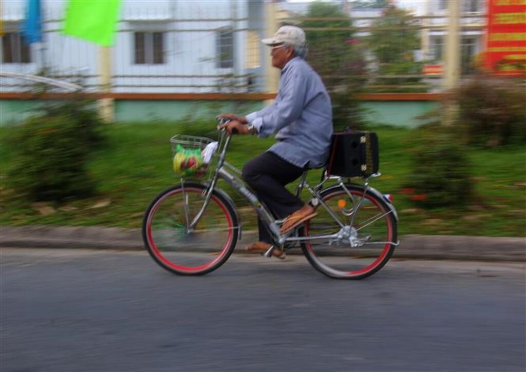 Ông Giảng Văn Phúc đạp xe trên đường Lê Hồng Phong, phường Vị Tân, thành phố Cần Thơ, để tuyên truyền bầu cử.&nbsp;