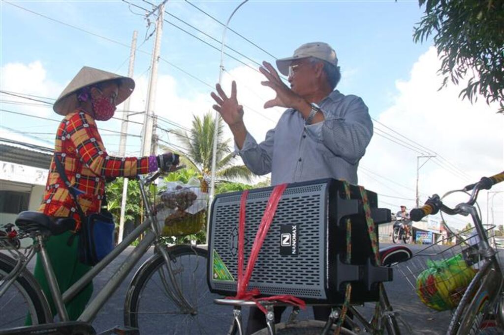 Trong lúc dừng xe để mở loa phát thông tin bầu cử, ông Phúc còn tranh thủ tuyên truyền bằng miệng với người dân về cuộc bầu cử.&nbsp;