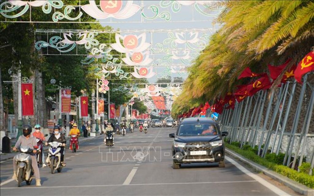 Tuyến đường 16 Tháng 4, phường Phan Rang (Khánh Hòa) trang hoàng rực rỡ cờ và pa-nô tuyên truyền về cuộc bầu cử đại biểu Quốc hội khóa XVI và đại biểu HĐND các cấp nhiệm kỳ 2026 - 2031.&nbsp;