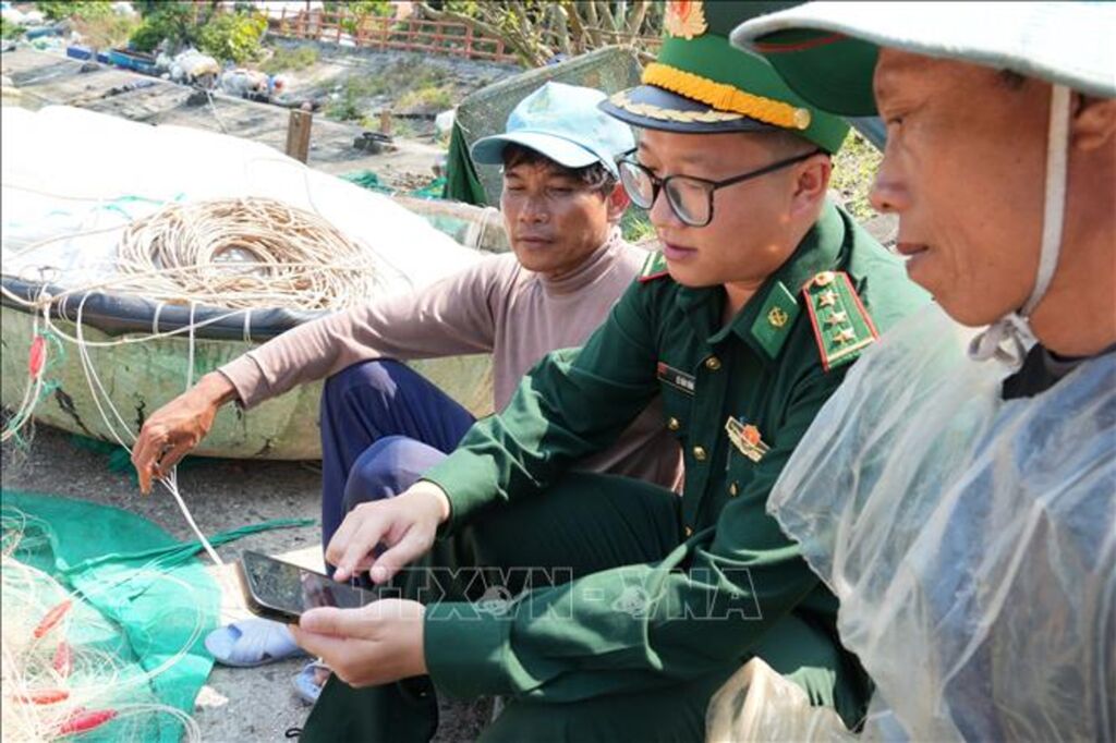 Bộ đội Biên phòng và ngư dân tại đảo Cù Lao Chàm (xã Tân Hiệp, thành phố Đà Nẵng) theo dõi thông tin về bầu cử trên điện thoại.&nbsp;