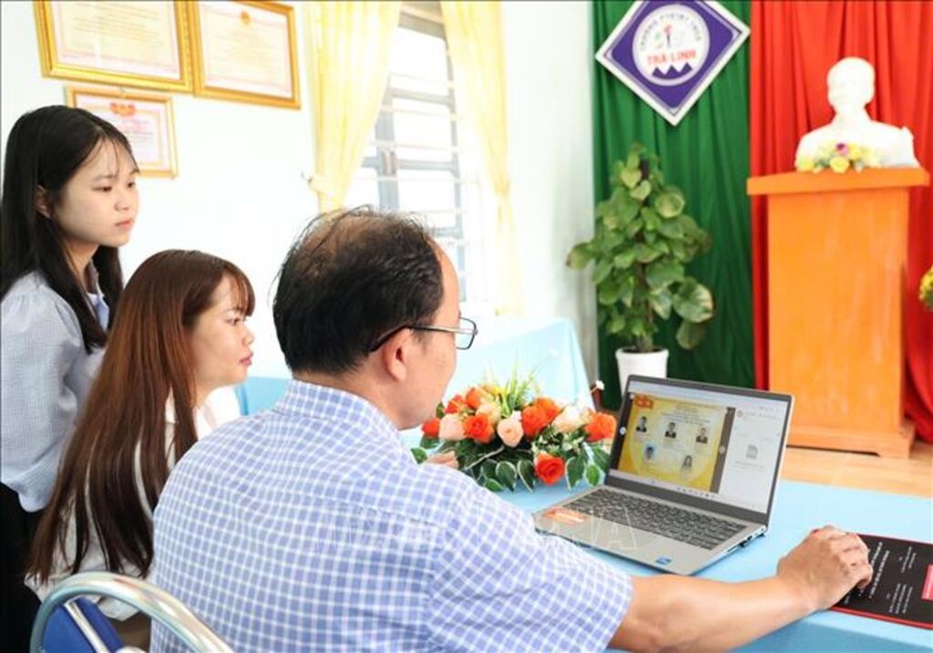 Giáo viên trường Phổ thông Dân tộc nội trú THCS Trà Linh (xã Trà Linh, thành phố Đà Nẵng) theo dõi thông tin về bầu cử trên Internet.&nbsp;