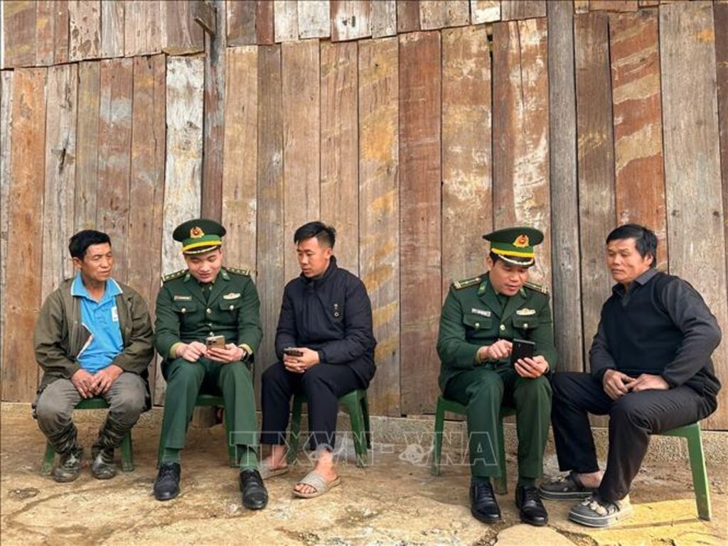 Bộ đội Biên phòng Cửa khẩu quốc tế Trà Lĩnh tuyên truyền bầu cử cho đồng bào vùng biên.