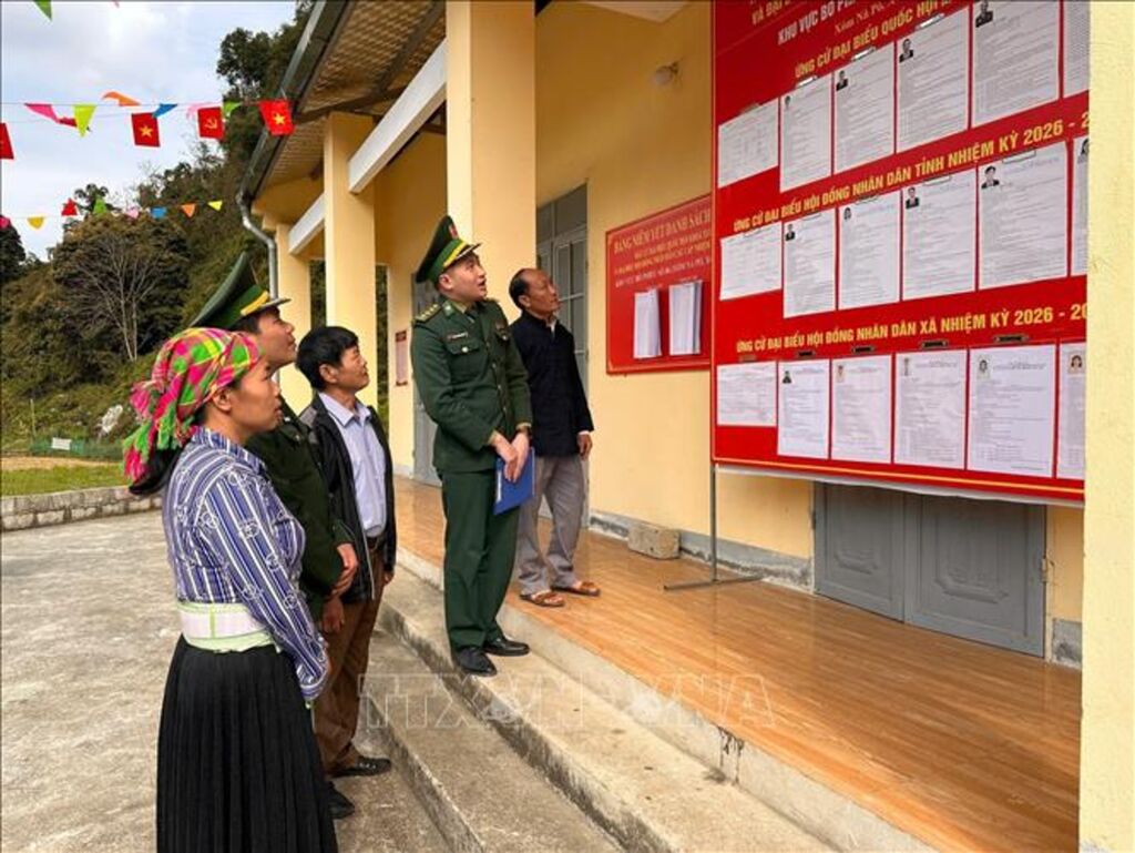 Bộ đội Biên phòng Cửa khẩu quốc tế Trà Lĩnh tuyên truyền bầu cử cho đồng bào vùng biên.&nbsp;