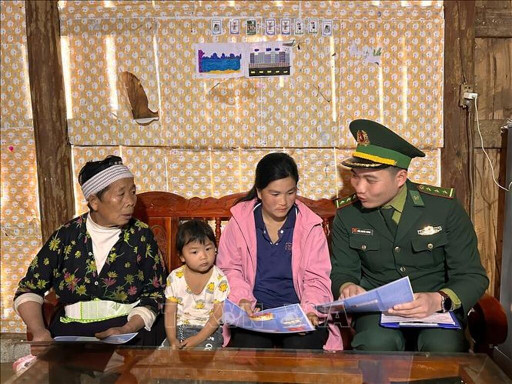 Bộ đội Biên phòng Cửa khẩu quốc tế Trà Lĩnh tuyên truyền bầu cử cho đồng bào vùng biên.&nbsp;