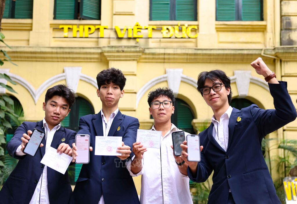 Cử tri tuổi 18 Trường THPT Việt Đức (Hà Nội) háo hức mong chờ 