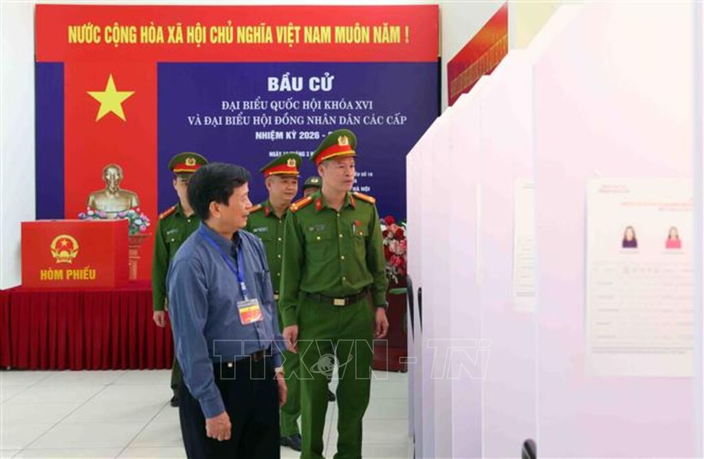 Lực lượng Công an phường Ngọc Hà thường xuyên kiểm tra công tác đảm bảo an ninh, an toàn tại các khu vực bỏ phiếu trên địa bàn phụ trách.&nbsp;