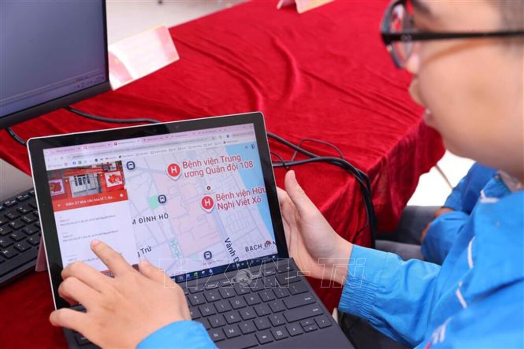 Đoàn viên thanh niên phường Hồng Hà rà soát lại công tác tổ chức và quy trình bỏ phiếu tại Khu vực bỏ phiếu số 27. 