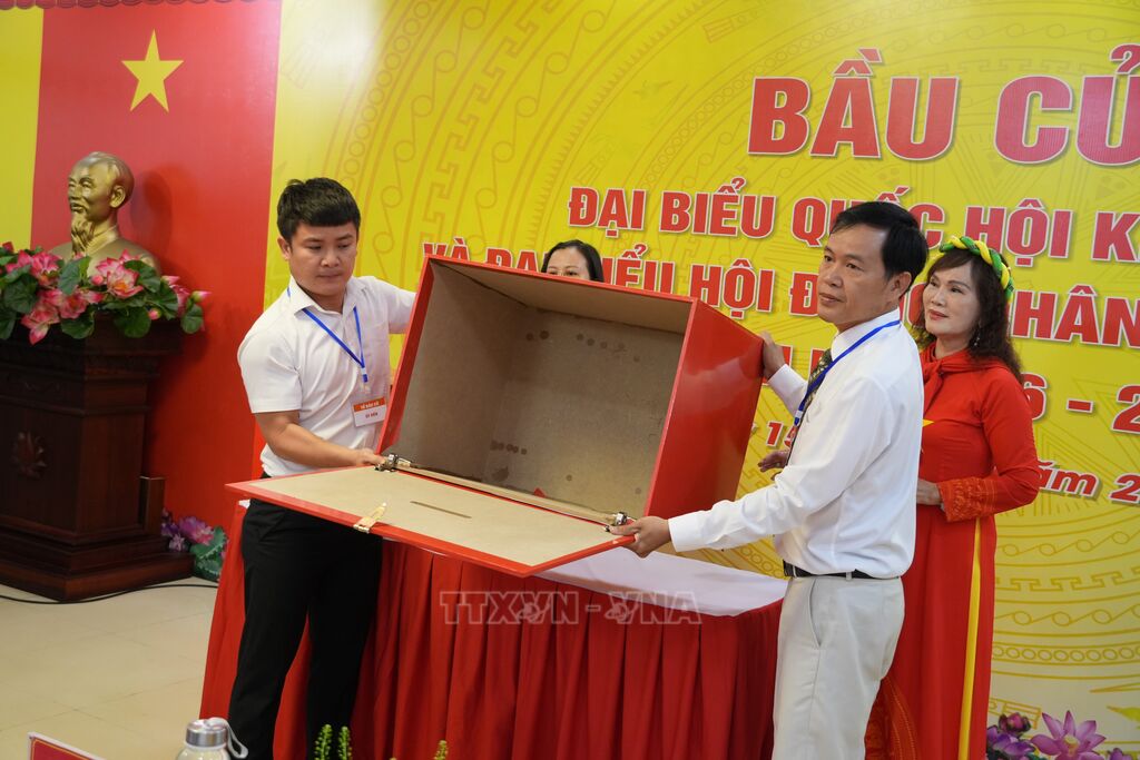 Tổ bầu cử khu vực bỏ phiếu số 14, phường Hải Châu kiểm tra và niêm phong hòm phiếu.&nbsp;