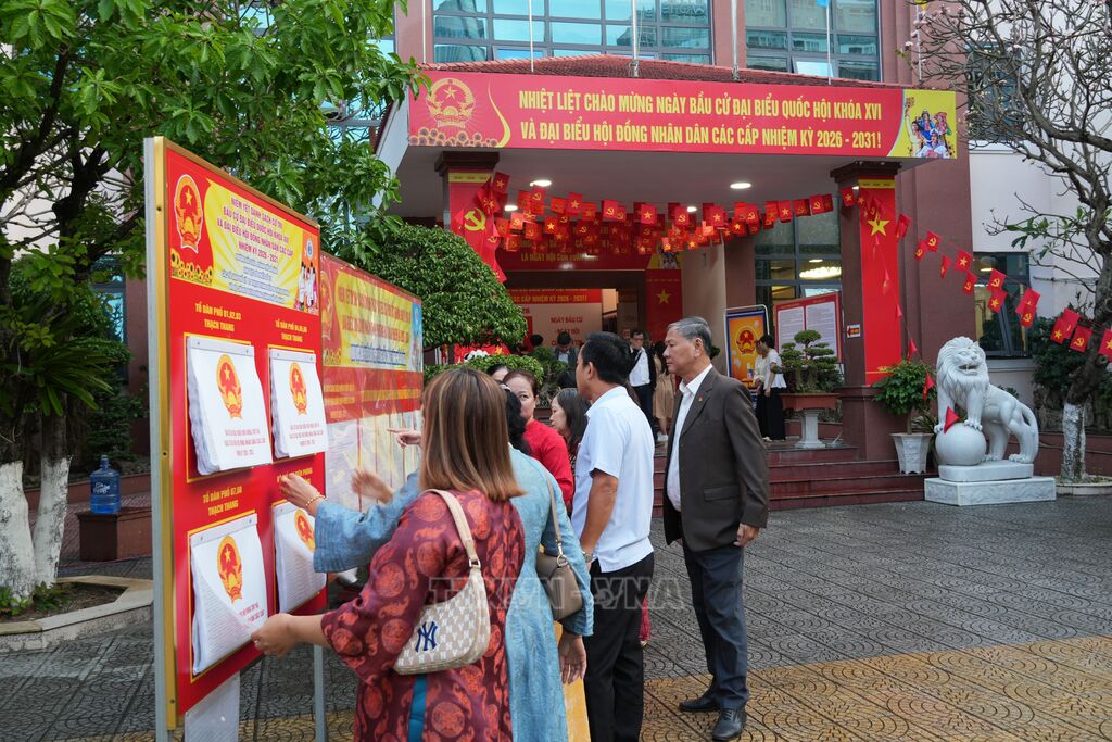 Cử tri khu vực bỏ phiếu số 15, phường Hải Châu tìm hiểu thông tin các ứng viên đại biểu Quốc hội và đại biểu HĐND các cấp nhiệm kỳ 2026 – 2031.&nbsp;