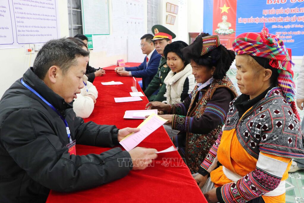 Hướng dẫn cử tri bỏ phiếu tại tổ bầu cử số 4 bản Tung Qua Lìn, xã Dào San. Ảnh: Nguyễn Oanh-TTXVN Hướng dẫn cử tri bỏ phiếu tại tổ bầu cử số 4 bản Tung Qua Lìn, xã Dào San.