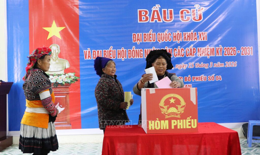 Cử tri bỏ phiếu tại tổ bầu cử số 4 bản Tung Qua Lìn, xã Dào San. Ảnh: Nguyễn Oanh-TTXVN Cử tri bỏ phiếu tại tổ bầu cử số 4 bản Tung Qua Lìn, xã Dào San.