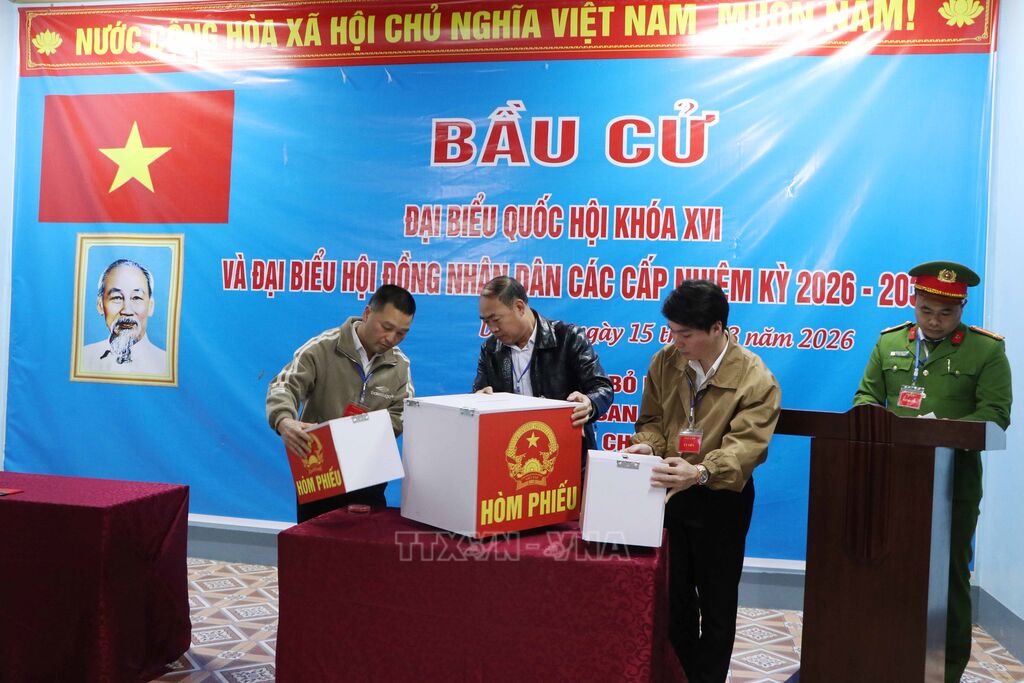 Kiểm tra hòm phiếu trước khi bầu cử tại tổ bầu cử số 4 bản Hợp 2, xã Dào San Ảnh: Nguyễn Oanh-TTXVN Kiểm tra hòm phiếu trước khi bầu cử tại tổ bầu cử số 4 bản Hợp 2, xã Dào San