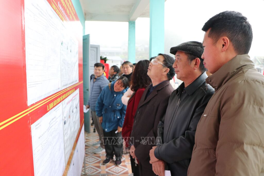 Các cử tri xem thông tin về người ứng cử để bỏ phiếu tại tổ bầu cử số 4 bản Hợp 2, xã Dào San Ảnh: Nguyễn Oanh-TTXVN Các cử tri xem thông tin về người ứng cử để bỏ phiếu tại tổ bầu cử số 4 bản Hợp 2, xã Dào San