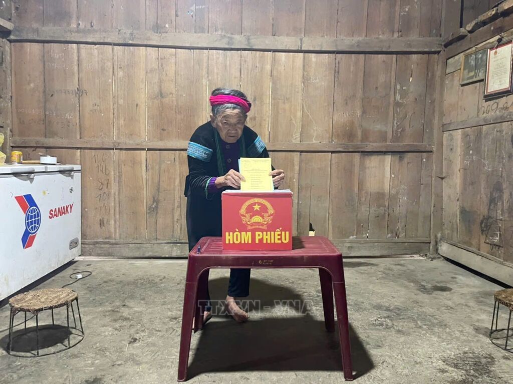 Hòm phiếu di động được đưa đến nhà cử tri cao tuổi nhất là cụ Thào Thị Cu (người dân tộc Mông, bản Xì Phải, xã Dào San) năm nay đã 107 tuổi. Ảnh: Nguyễn Oanh-TTXVN Hòm phiếu di động được đưa đến nhà cử tri cao tuổi nhất là cụ Thào Thị Cu (người dân tộc Mông, bản Xì Phải, xã Dào San) năm nay đã 107 tuổi.